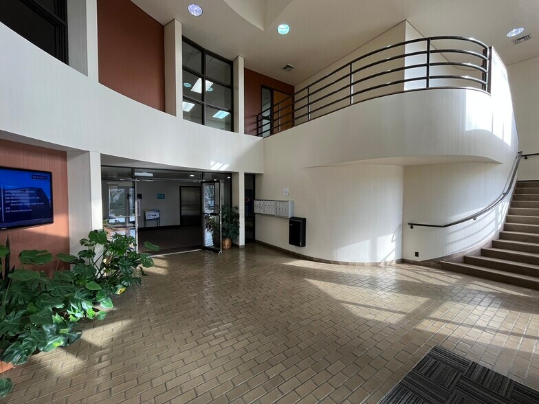 1144 Gateway Loop, Springfield, OR à louer - Photo de l’immeuble – Image 2 sur 8