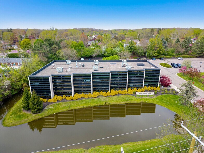 3055 Plymouth Rd, Ann Arbor, MI à vendre - Photo de l’immeuble – Image 1 sur 20