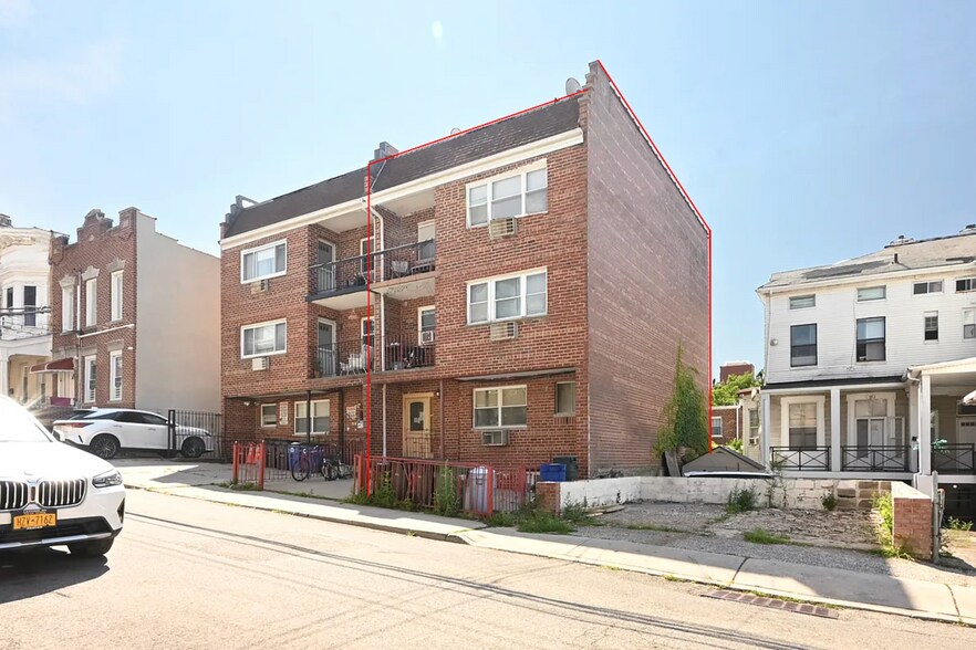 2540 14th Pl, Astoria, NY à vendre - Photo de l’immeuble – Image 2 sur 5