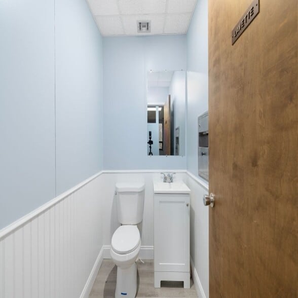 250 Wampanoag Trl, Riverside, RI à louer - Photo intérieure – Image 3 sur 16