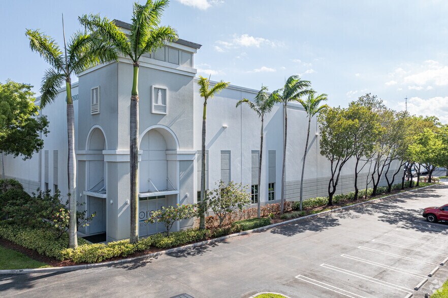 12600 NW 25th St, Miami, FL à louer - Photo principale – Image 1 sur 6
