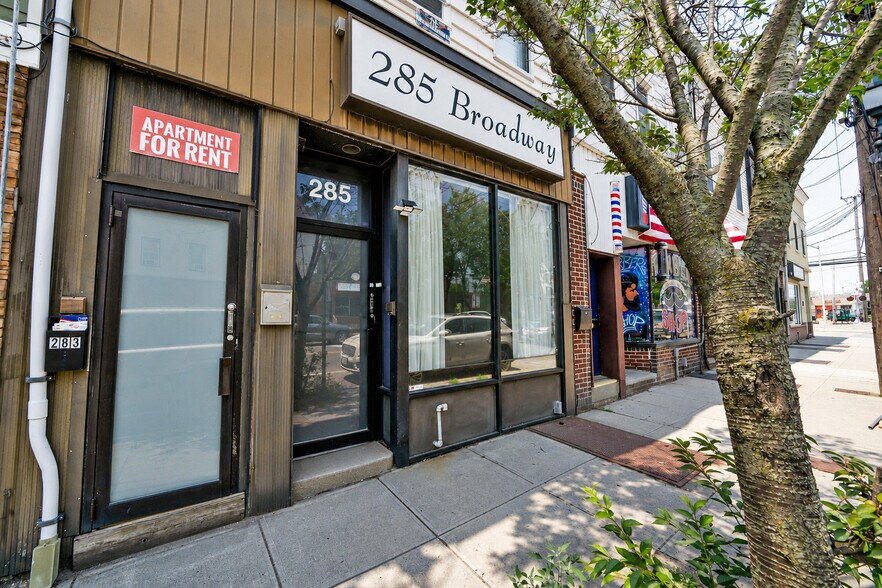 283-285 Broadway, Bethpage, NY à louer - Photo de l’immeuble – Image 2 sur 19