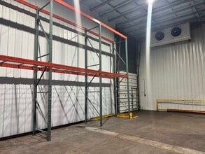 1-97 N Produce Row, Saint Louis, MO à louer Photo intérieure– Image 2 sur 4