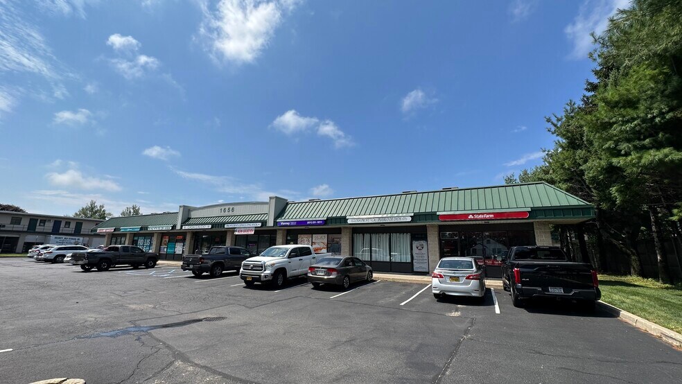 1656 Fifth Ave, Bay Shore, NY à louer - Photo principale – Image 1 sur 10