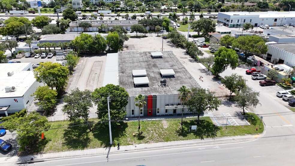 590 SW 12th Ave, Pompano Beach, FL à louer - Photo de l’immeuble – Image 1 sur 30