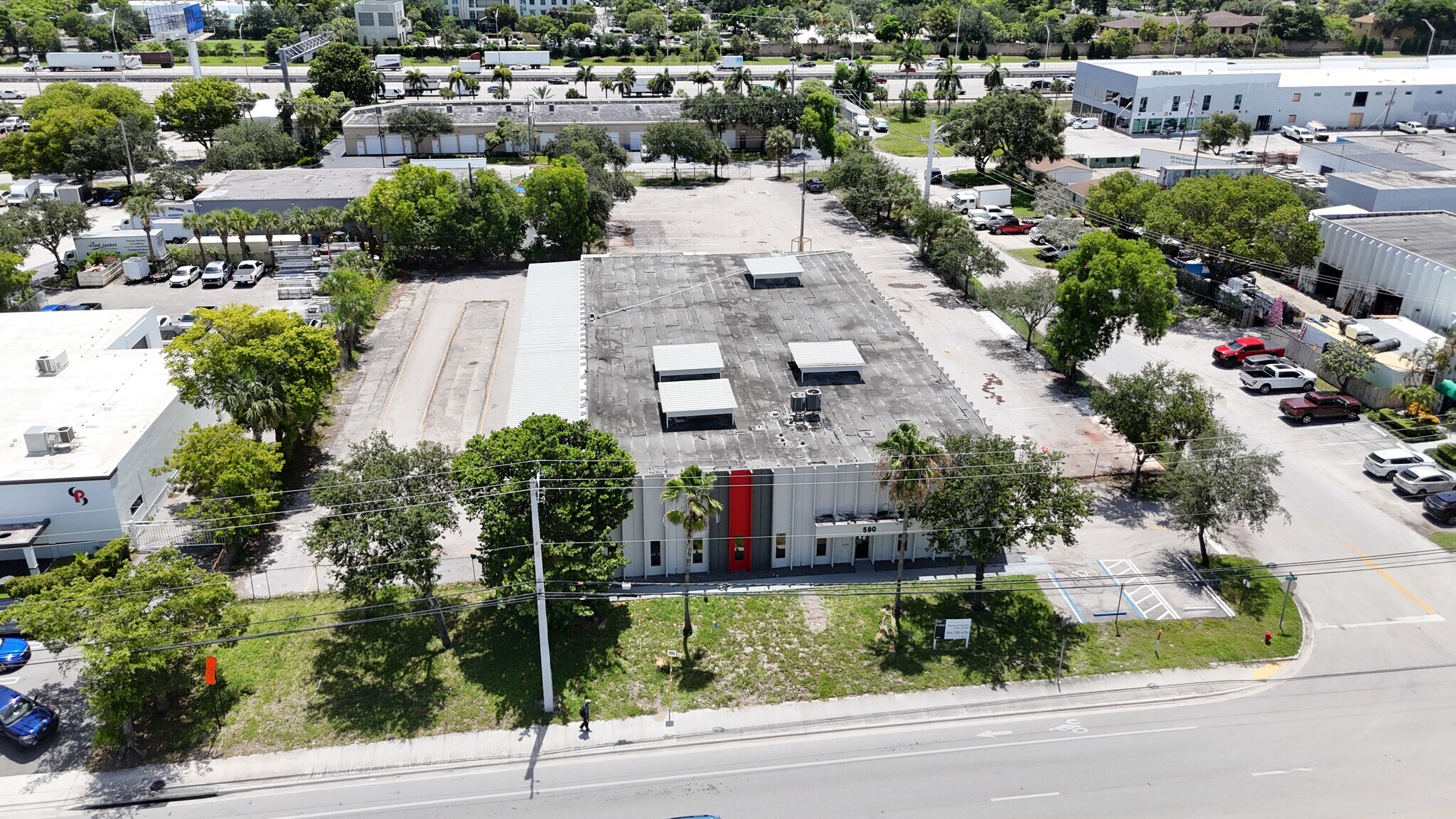 590 SW 12th Ave, Pompano Beach, FL à louer Photo de l’immeuble– Image 1 sur 31