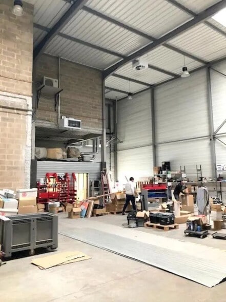 Local d’activités dans Élancourt à louer - Photo intérieure – Image 2 sur 11