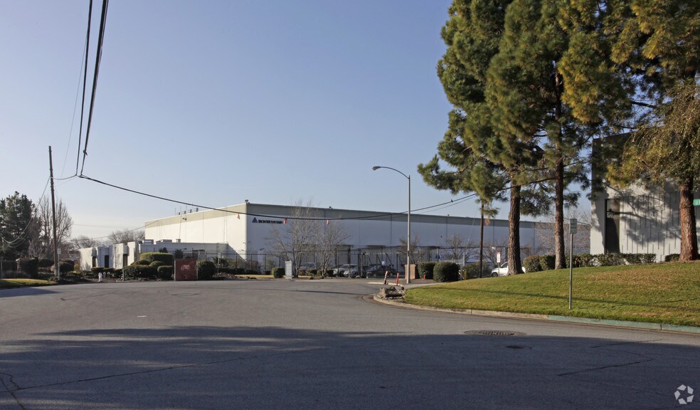 111 Uranium Dr, Sunnyvale, CA à louer - Photo de l’immeuble – Image 2 sur 5
