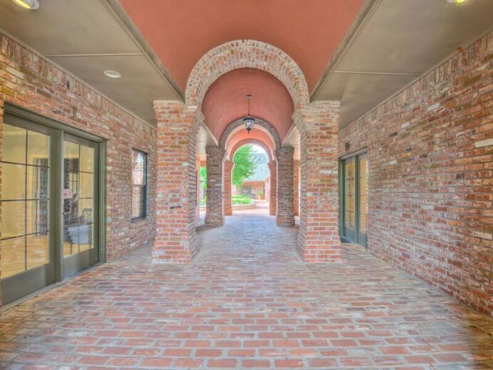 1300 E 9th St, Edmond, OK à louer - Photo de l’immeuble – Image 3 sur 4