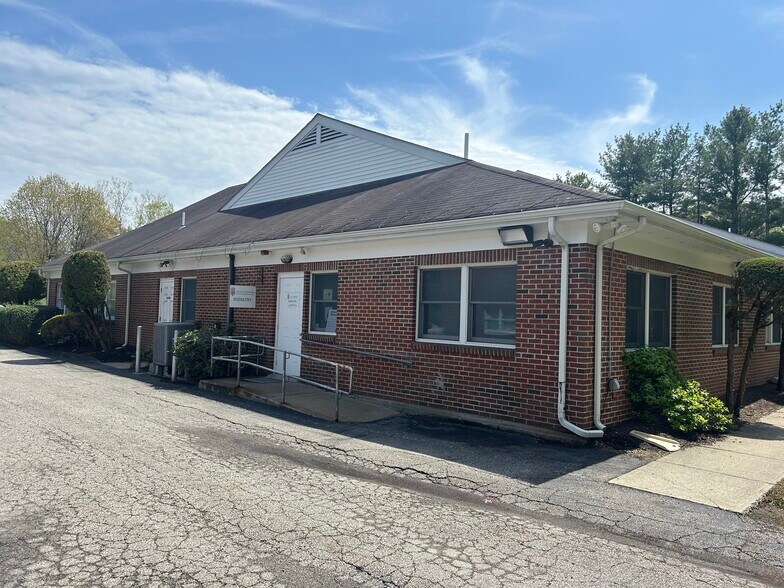 600 Wampanoag Trl, Riverside, RI à vendre - Photo de l’immeuble – Image 1 sur 1