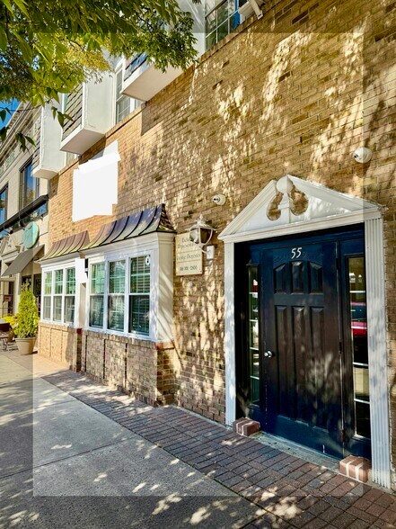 55 Front St, Rockville Centre, NY à louer - Photo de l’immeuble – Image 2 sur 9