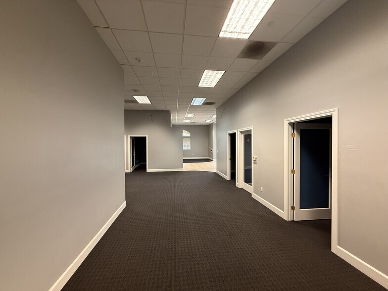 204-210 E Enos Dr, Santa Maria, CA à louer - Photo de l’immeuble – Image 2 sur 19