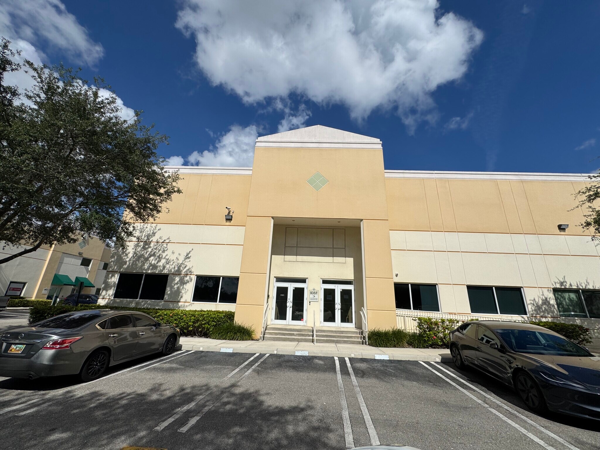 935 NW 31st Ave, Pompano Beach, FL à louer Photo de l’immeuble– Image 1 sur 27