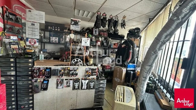 Plus de détails pour Local d'activités à louer