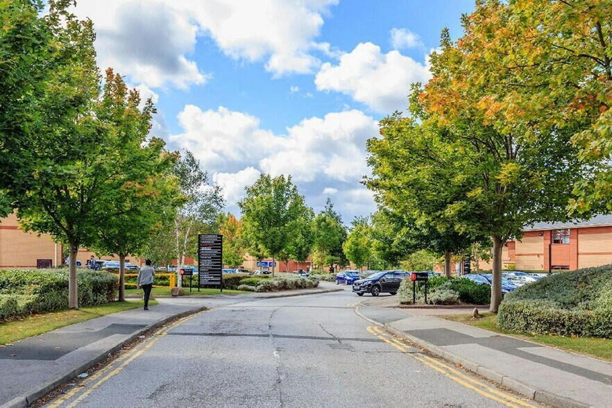 Bruntcliffe Rd, Morley à louer - Photo de l’immeuble – Image 3 sur 7