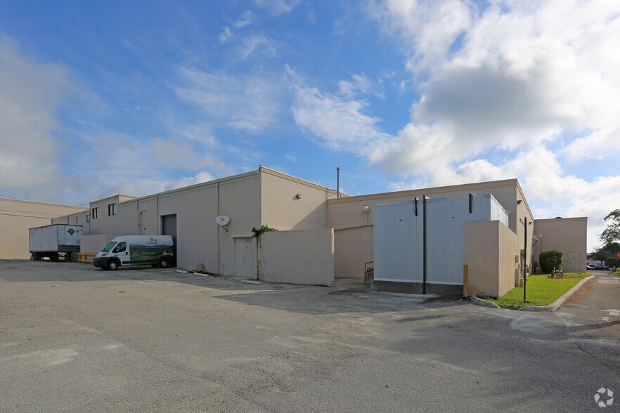 111 US Highway One, North Palm Beach, FL à louer - Photo de l’immeuble – Image 2 sur 4