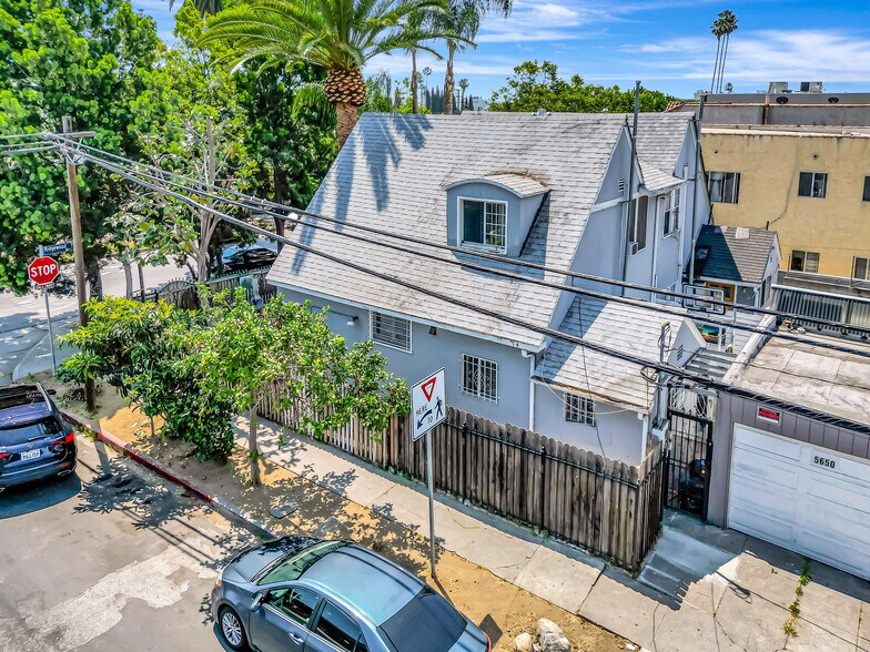 853 N Ridgewood Pl, Los Angeles, CA à vendre - Photo de l’immeuble – Image 2 sur 12