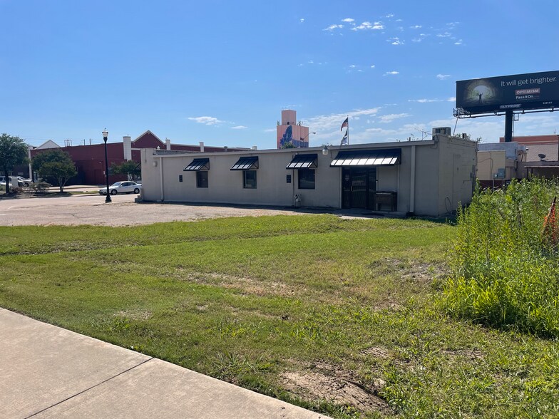 1012 S Elm St, Carrollton, TX à vendre - Photo de l’immeuble – Image 2 sur 4