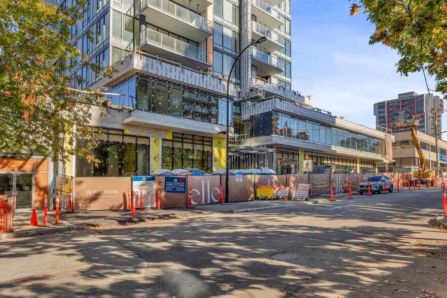 128 15th St W, North Vancouver, BC à vendre - Photo de l’immeuble – Image 2 sur 9