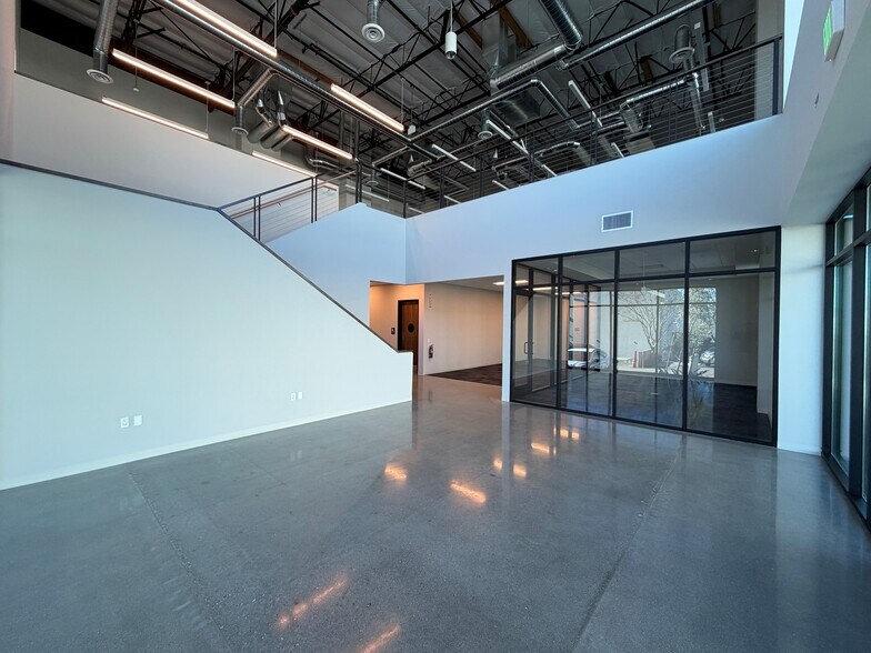 16320 Raymer St, Van Nuys, CA à louer - Photo de l’immeuble – Image 3 sur 6