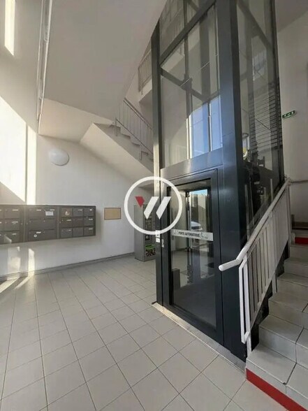 Bureau dans Aubagne à louer - Hall d’entrée – Image 2 sur 11