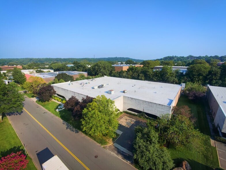 40 Seaview Blvd, Port Washington, NY à louer - Photo de l’immeuble – Image 2 sur 6