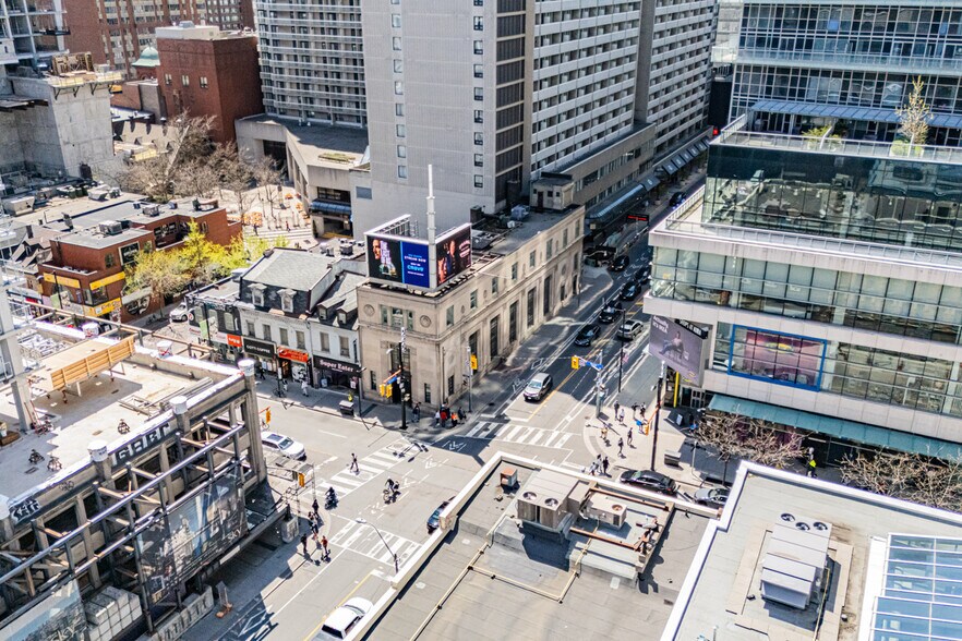 378 Yonge St, Toronto, ON à louer - Photo de l’immeuble – Image 1 sur 16