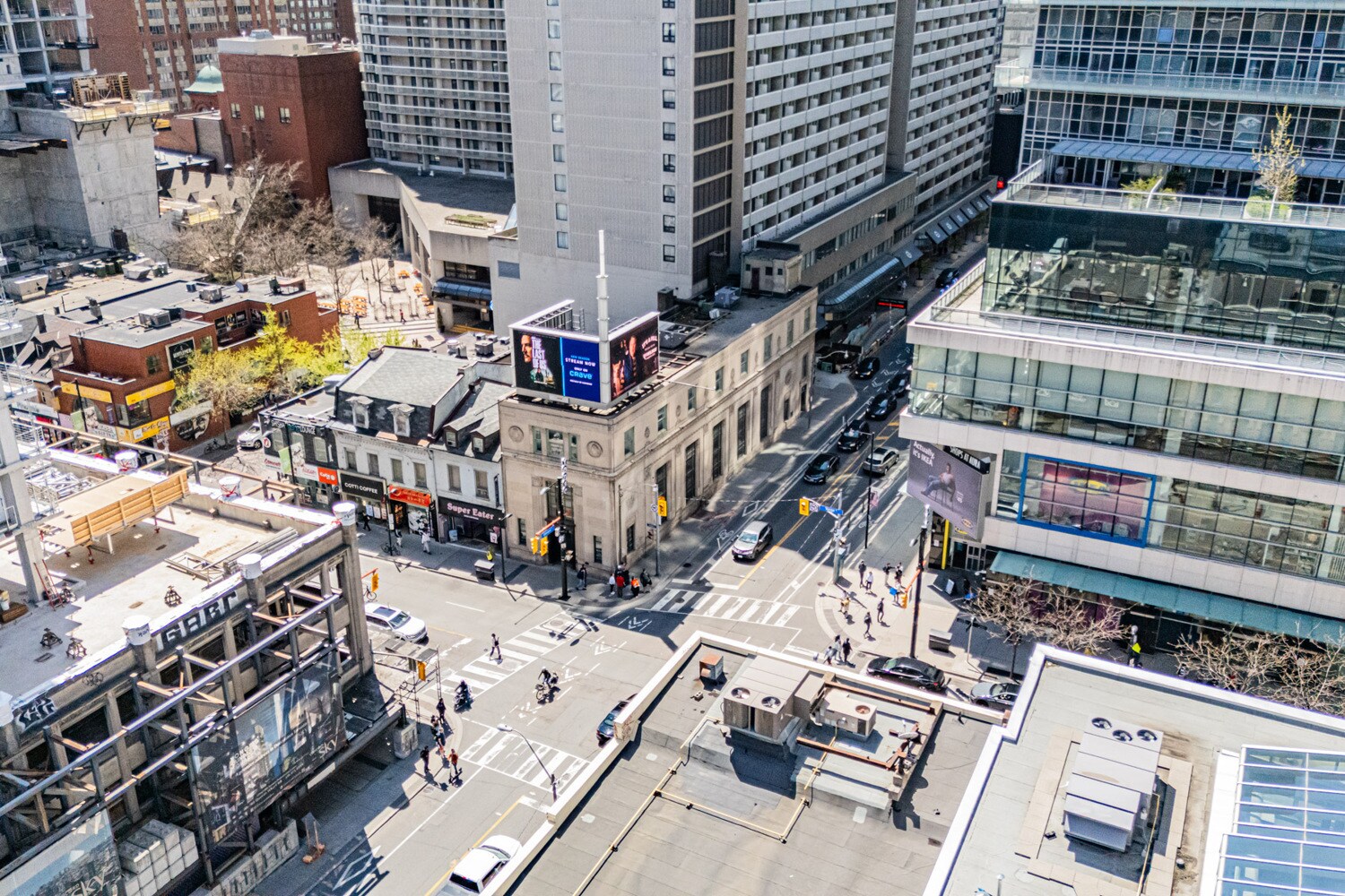 378 Yonge St, Toronto, ON à louer Photo de l’immeuble– Image 1 sur 17