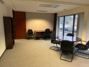 39111 W 6 Mile Rd, Livonia, MI à louer Photo intérieure– Image 2 sur 2