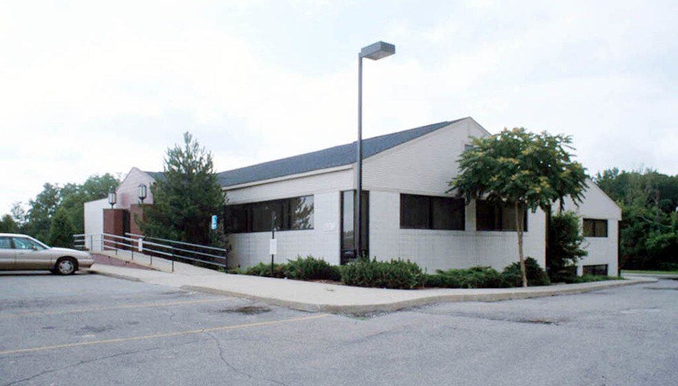 39319 Plymouth Rd, Livonia, MI à louer - Photo de l’immeuble – Image 3 sur 33