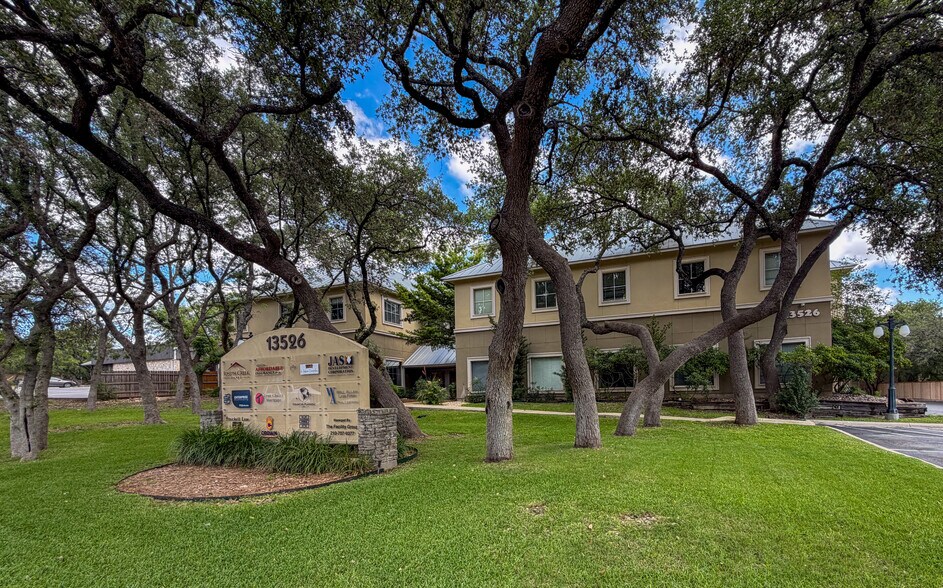 13526 George Rd, San Antonio, TX à louer - Photo de l’immeuble – Image 3 sur 15