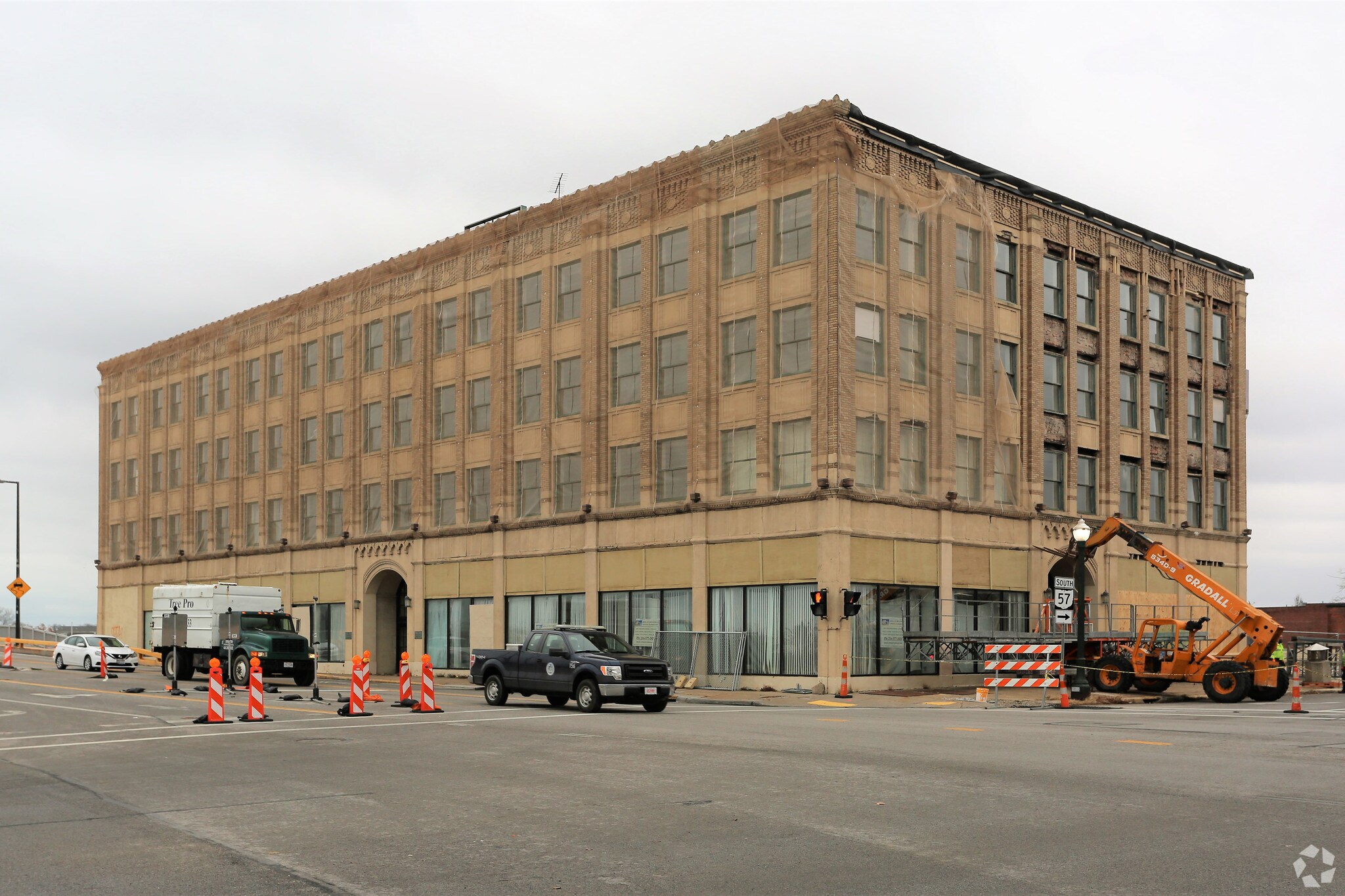 301 Broadway, Lorain, OH à louer Photo principale– Image 1 sur 139