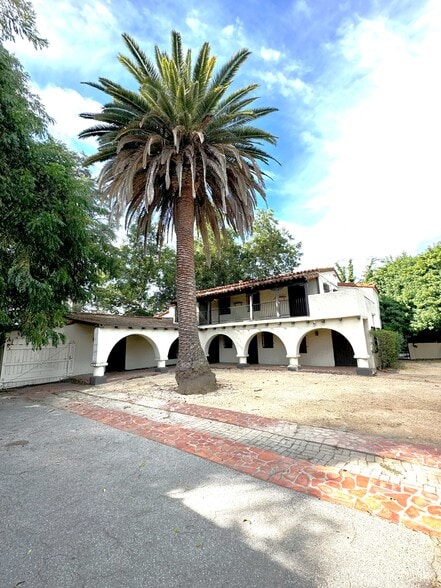 10623 Riverside Dr, North Hollywood, CA à louer - Photo de l’immeuble – Image 2 sur 17