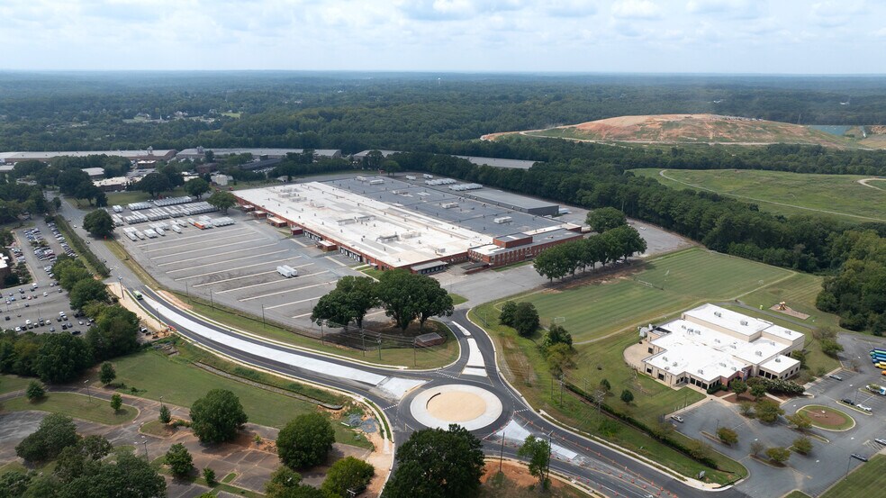401 W Hanes Mill Rd, Winston-Salem, NC à louer - Photo de l’immeuble – Image 1 sur 13