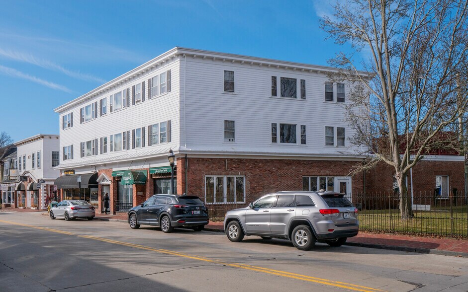 103 Bellevue Ave, Newport, RI à vendre - Photo de l’immeuble – Image 2 sur 12