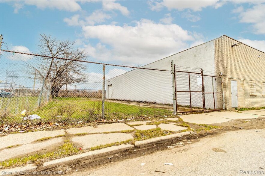 18090 Mount Elliott St, Detroit, MI à vendre - Photo de l’immeuble – Image 3 sur 18