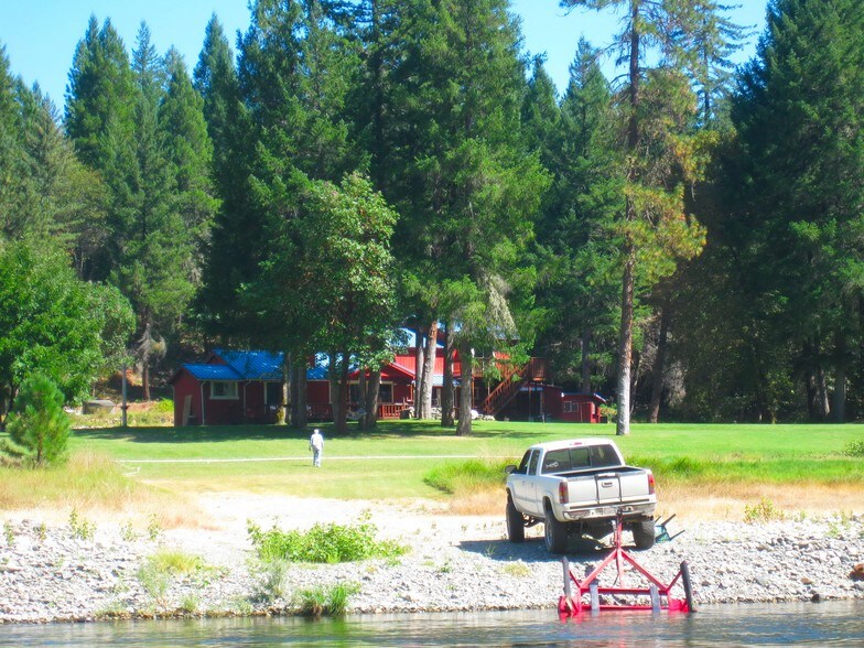 60104 Gordons Ferry Rd, Happy Camp, CA à vendre - Photo principale – Image 1 sur 9
