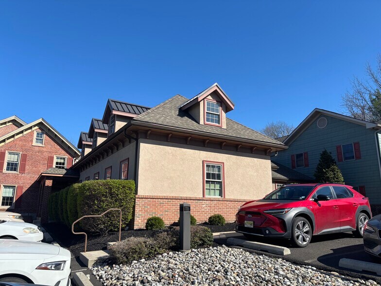 11 Duane Rd, Doylestown, PA à vendre - Photo de l’immeuble – Image 2 sur 8