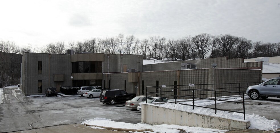9530 Watson Industrial Park, Crestwood, MO à louer - Photo de l’immeuble – Image 2 sur 4