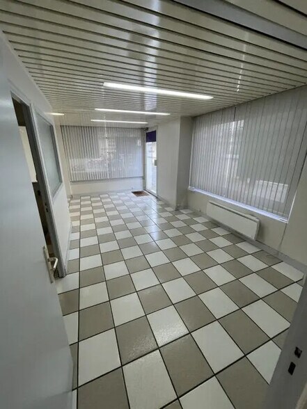 Local commercial dans Rueil-Malmaison à louer - Photo de l’immeuble – Image 2 sur 11