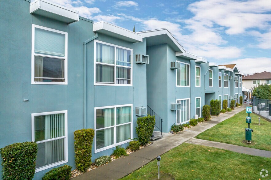 5500 Foothill Gardens Ct, Sacramento, CA à vendre - Photo de l’immeuble – Image 3 sur 23