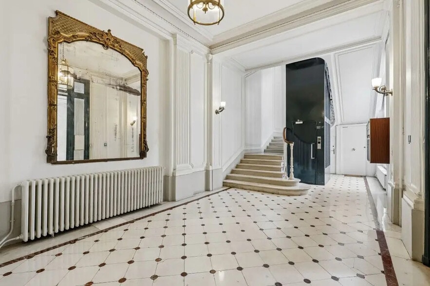 24 Rue De Penthièvre, Paris à louer - Photo de l’immeuble – Image 2 sur 8