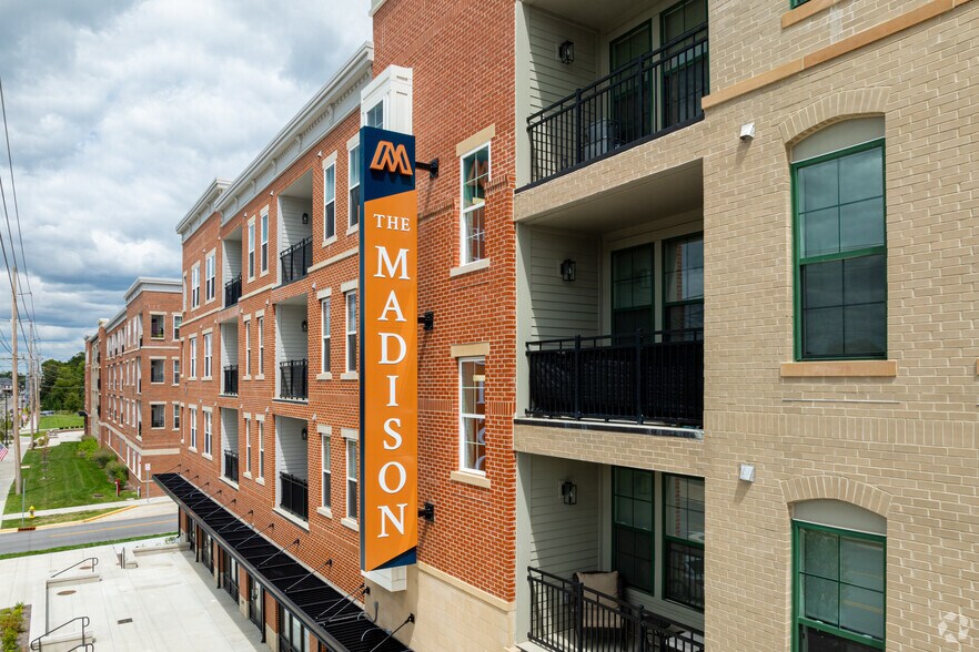 523 S Madison Ave, Greenwood, IN à louer - Photo de l’immeuble – Image 2 sur 46