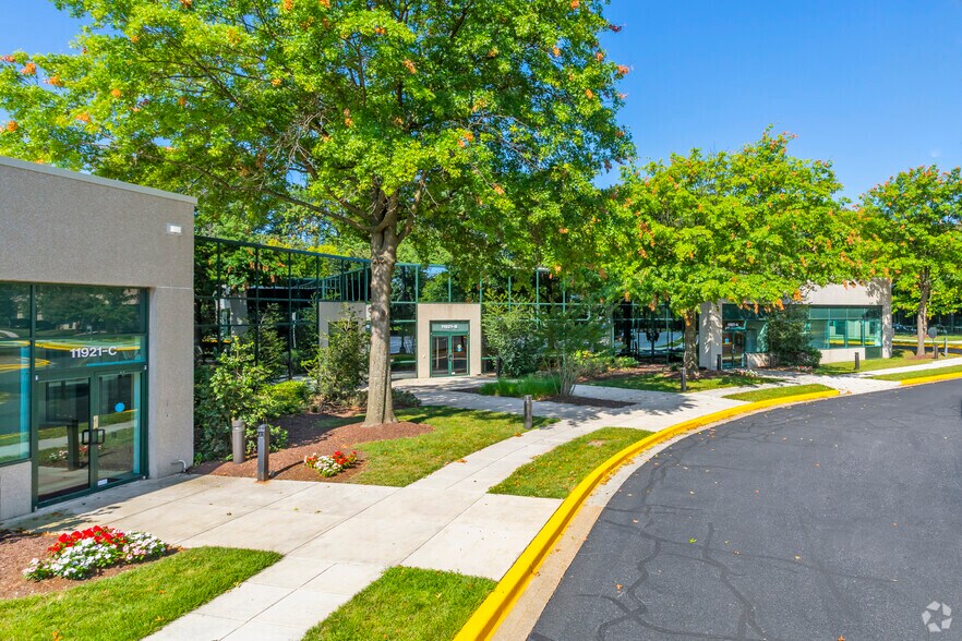 12200 Plum Orchard Dr, Silver Spring, MD à louer - Photo de l’immeuble – Image 1 sur 5