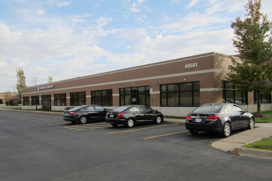 48561 Alpha Dr, Wixom, MI à vendre - Photo de l’immeuble – Image 2 sur 6