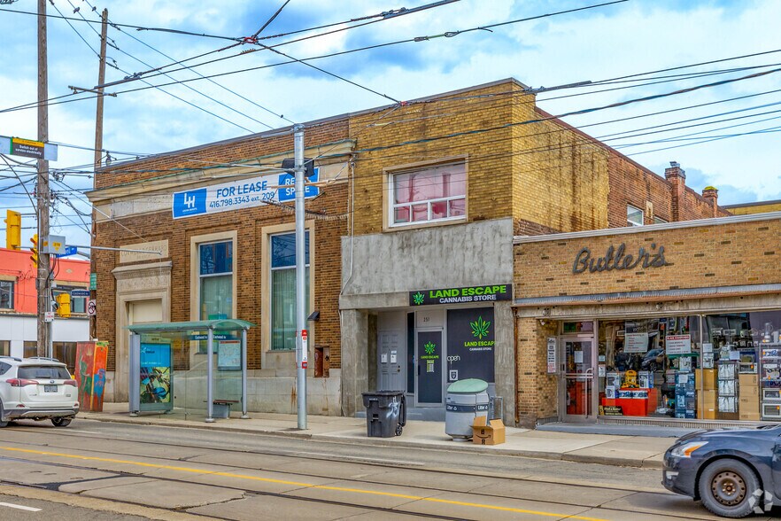 253 Coxwell Ave, Toronto, ON à louer - Photo de l’immeuble – Image 2 sur 8