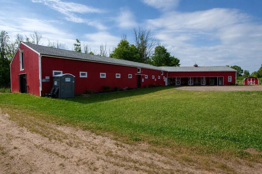 85 East St, East Granby, CT à vendre - Photo de l’immeuble – Image 2 sur 24