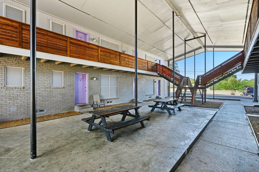 220 S Jupiter Rd, Garland, TX à vendre - Photo de l’immeuble – Image 2 sur 9