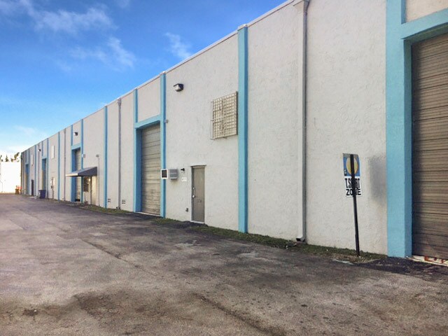 9550-9552 NW 12th St, Miami, FL à louer Photo de l’immeuble– Image 1 sur 7