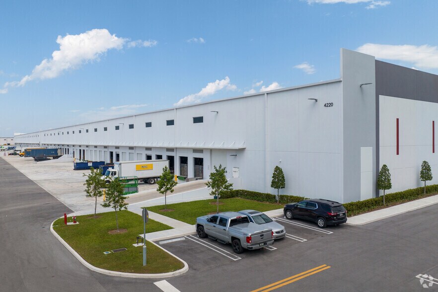 4220 W 104th St, Hialeah, FL à louer - Photo de l’immeuble – Image 2 sur 4